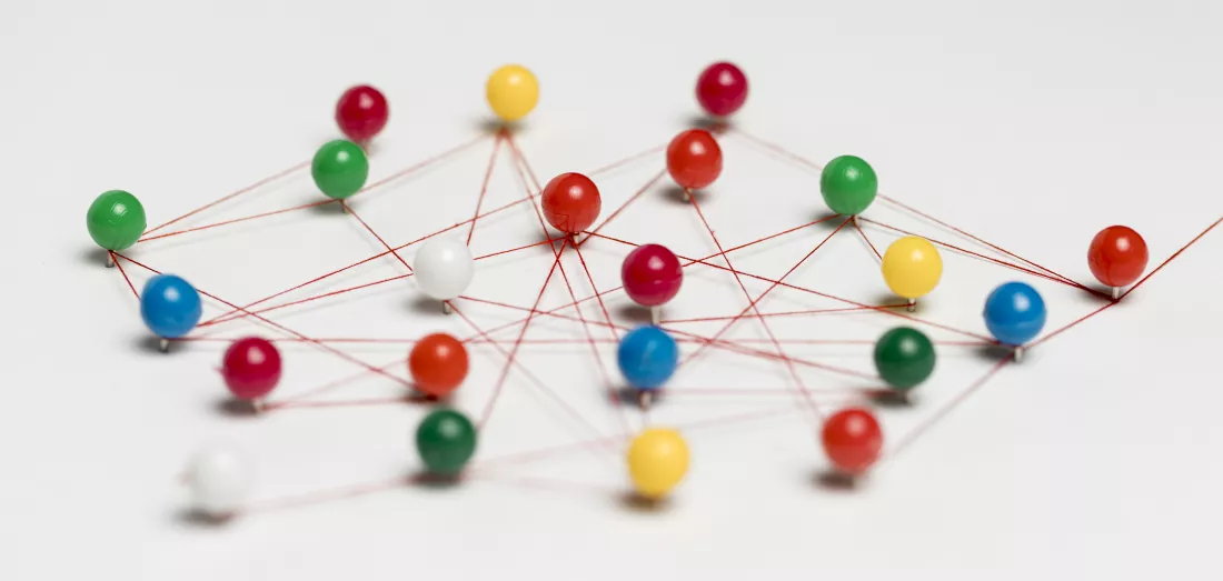 colourful-pushpins-with-thread-route-map