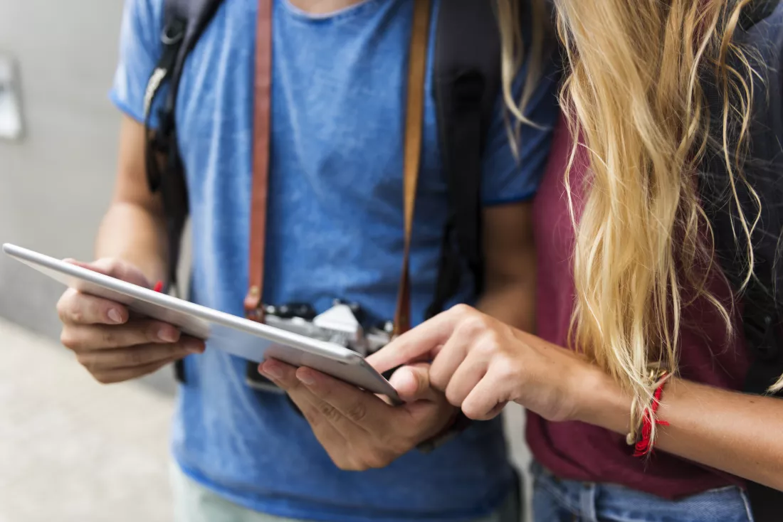 couple-traveling-using-tablet-wanderlust